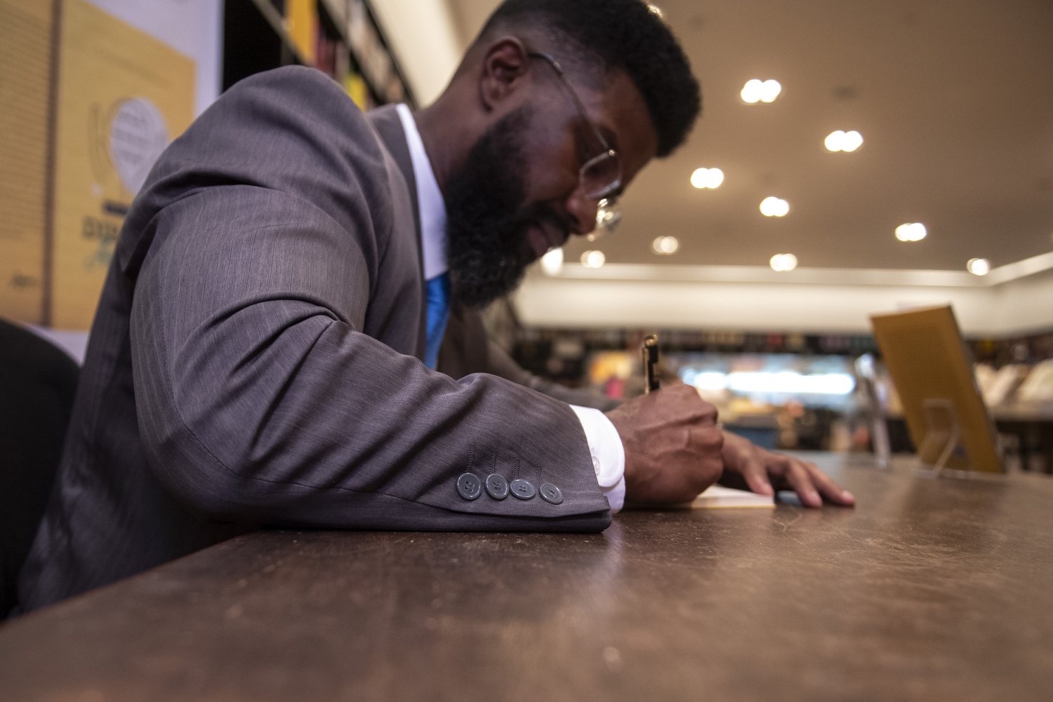 Cristiano Dionísio autografando exemplar de sua obra