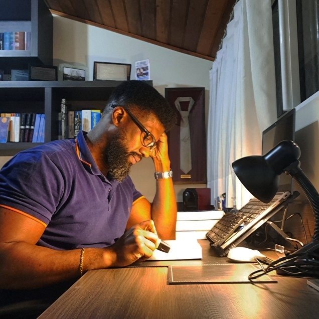 Cristiano Dionísio estudando em seu escritório à noite